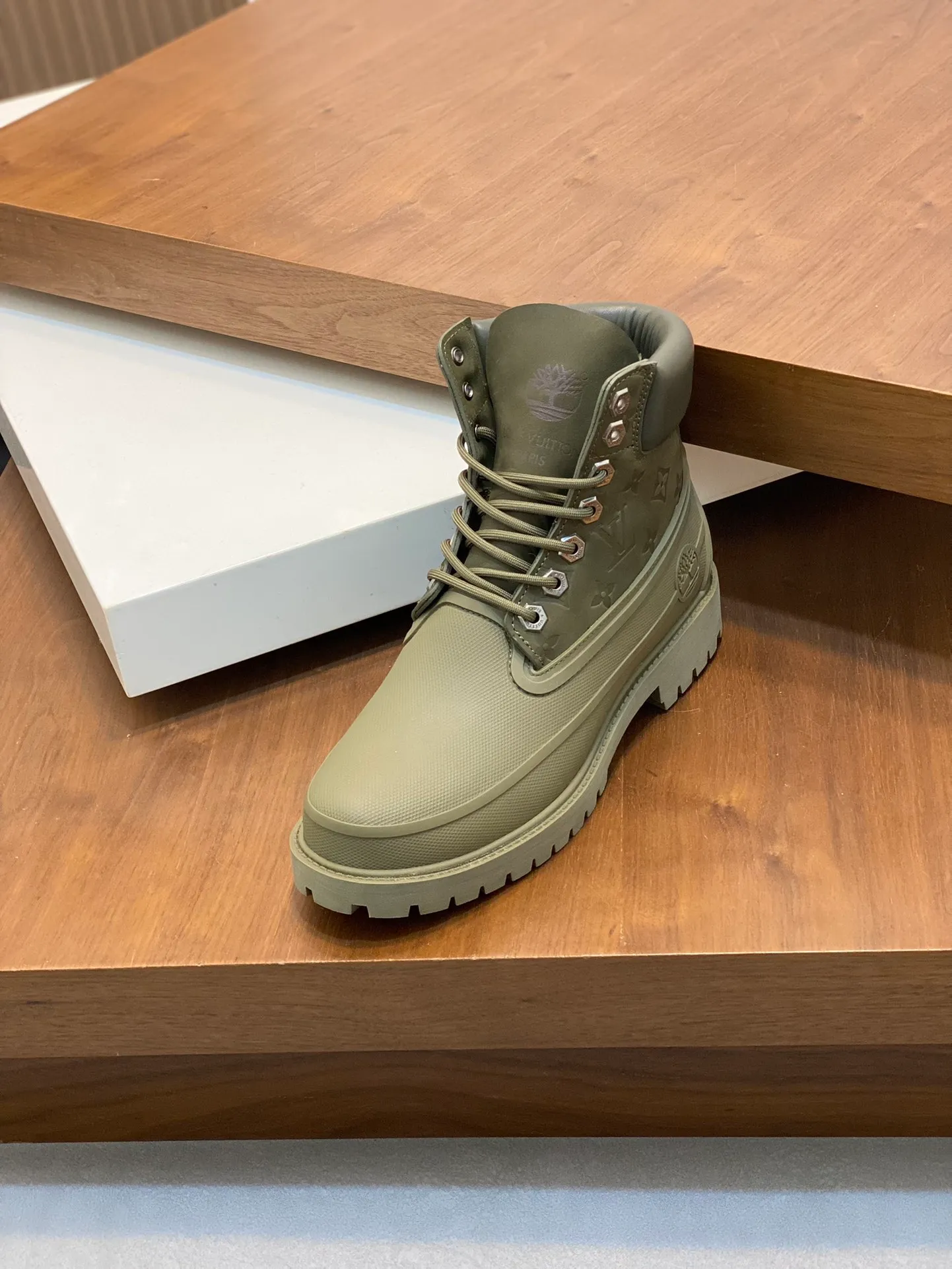 Men's men's shoes💰💰760 Top LV 2025 autumn and winter menswear show. The Monogram embossed tongue, original Timberland laces and outsole are exquisite details, the leather label expresses the cooperation logo, and the delivery counter is exquisitely packaged! Math 39-44 (order 45)